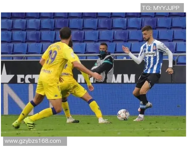 巴迪与燕豪芬的精彩对决揭示了足球战术的博弈与团队合作的重要性